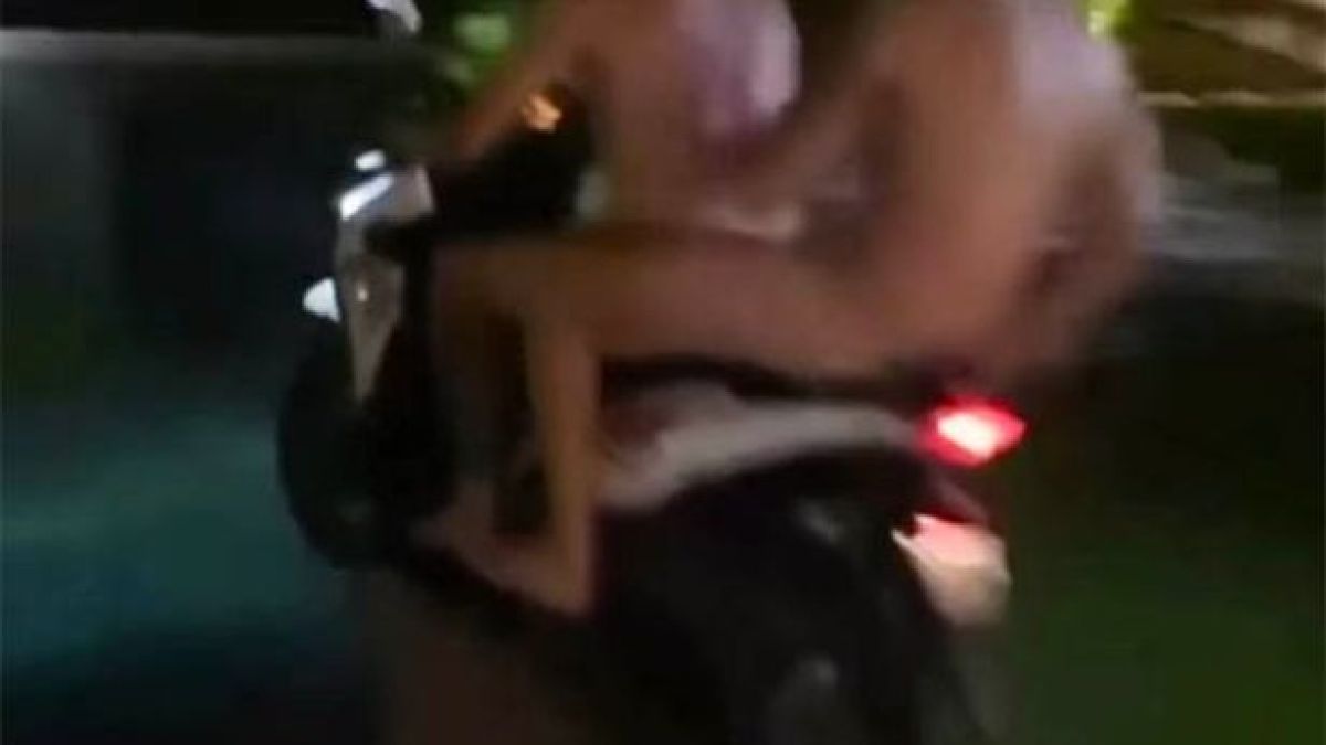 Чисто голи туристи скочиха със скутер в басейн в Бали ВИДЕО