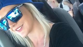 Млада майка остави децата си да се сварят в колата й СНИМКА