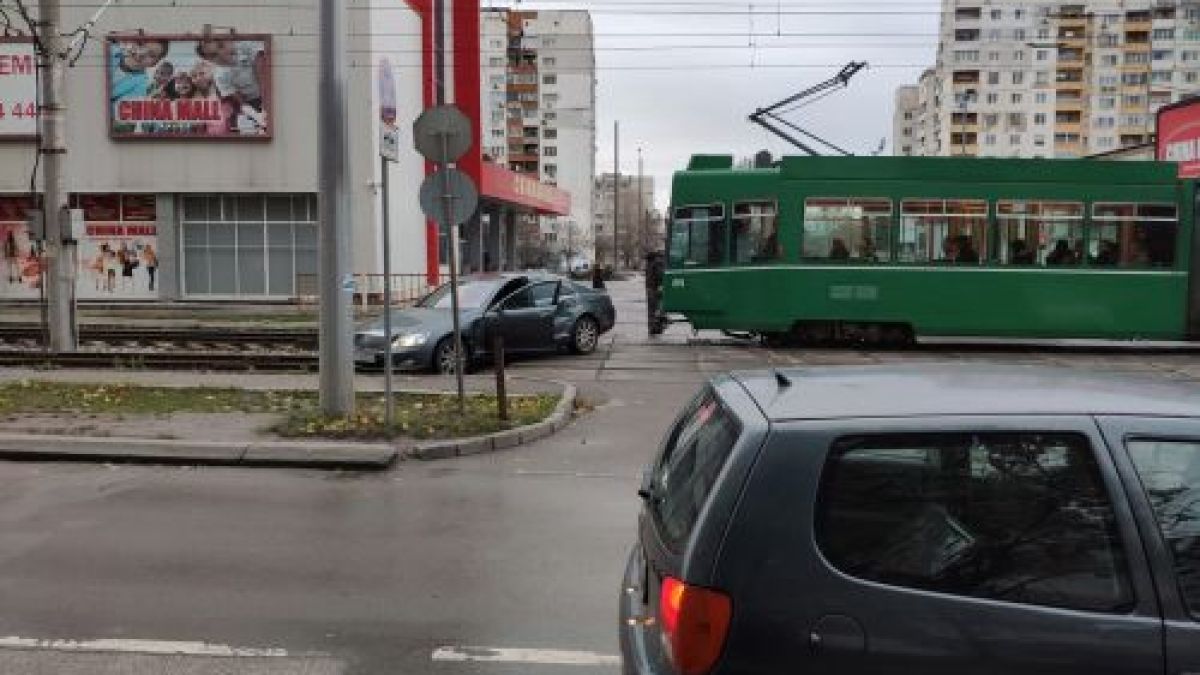 Тарикатлъкът на шофьор с лъскав мерцедес му изигра лоша шега в столичния "Люлин" СНИМКА
