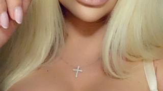 Богаташ отиде с ослепителна блондинка в хотел, но тя се оказа... СНИМКИ 18+