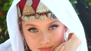 Мона Лиза от Родопите отсрами резила с джукестата Мис България СНИМКИ