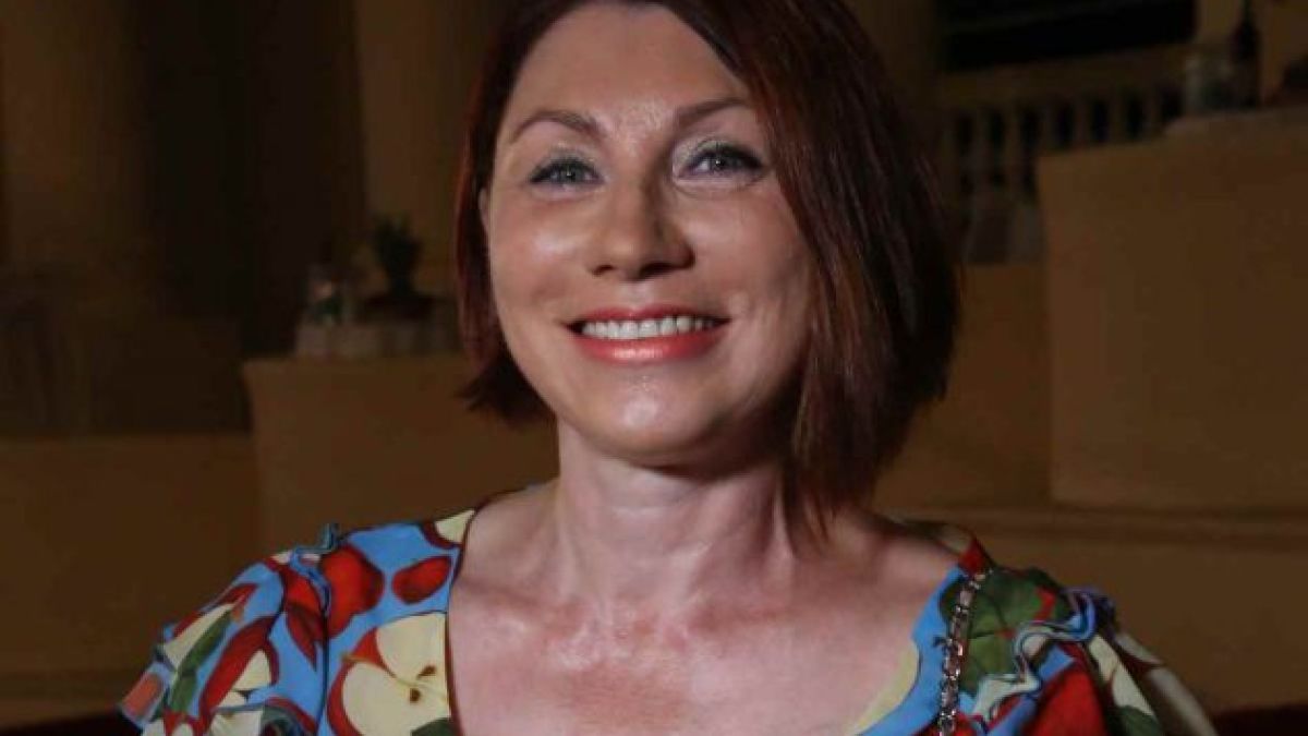 57-г тв водеща се снима чисто гола, за да се увери, че е по-секси от млада "кифла" ВИДЕО