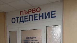 Терор: Пациент бие и души лекари в Окръжна болница „Св. Анна“-София, заканва се да...