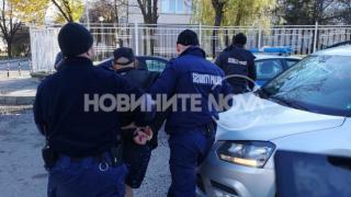 Зрелищни СНИМКИ от ареста на полуголия пациент, бил и душил лекари в София
