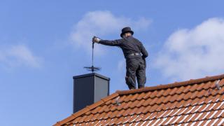 Момиче заседна в комина на къщата си, опитвайки се да се промъкне незабелязано