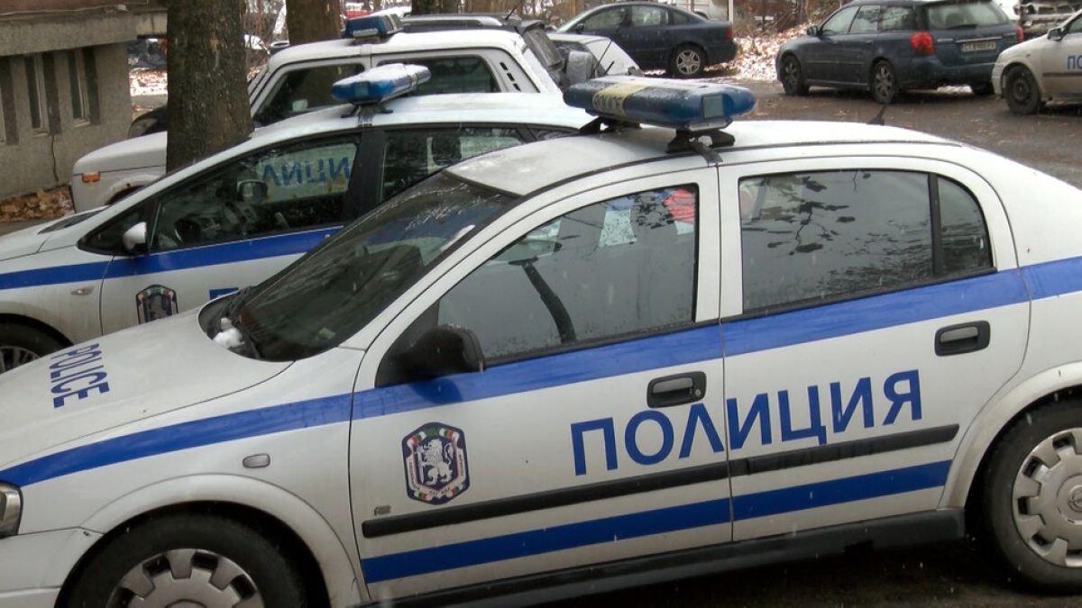 Терор в Бургас: Луд с нож напада малки дечица 