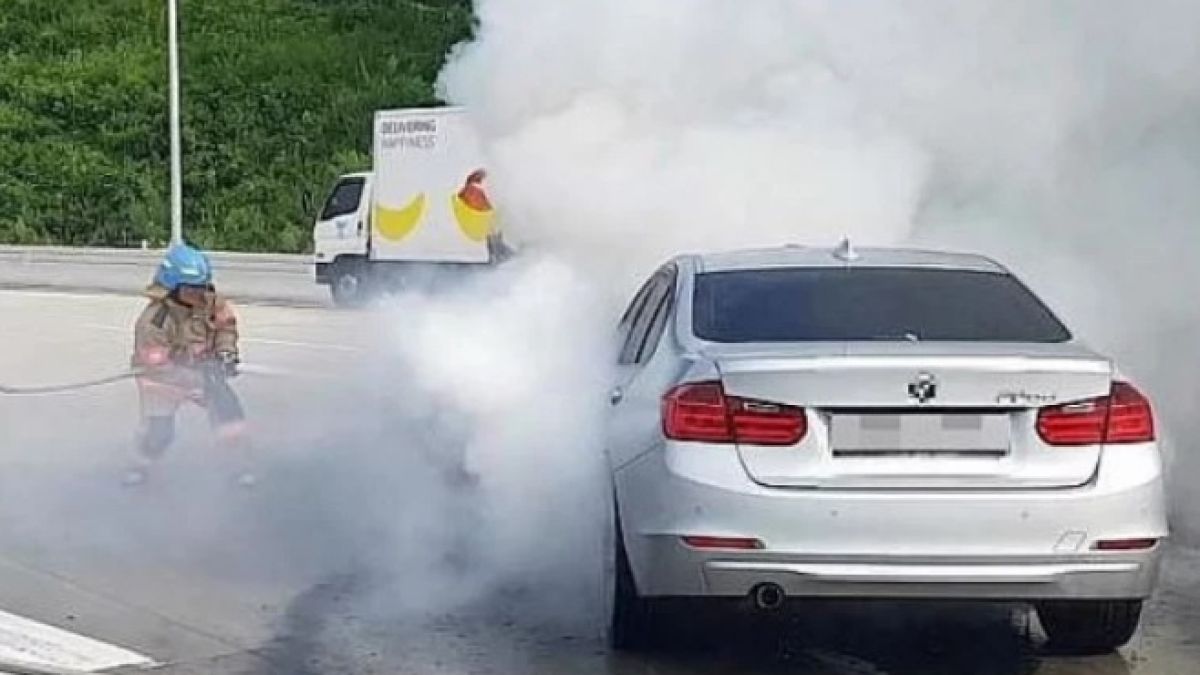 ВИДЕО превъртя мрежата: Как се гаси BMW с фекалии