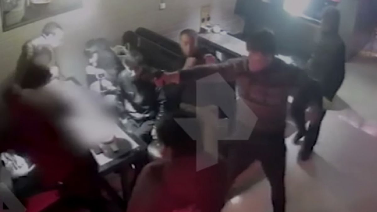 Ревнив мъж застреля момиче в ресторант ВИДЕО 