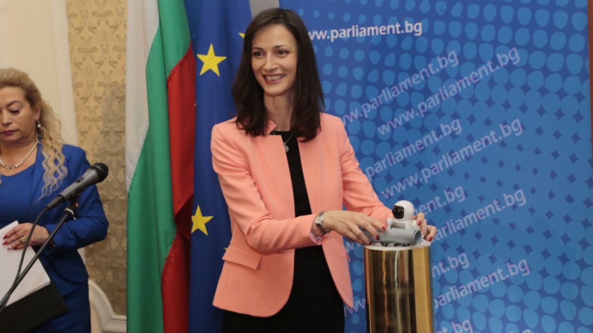 Отличиха Мария Габриел с голяма награда