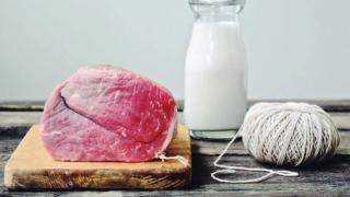 Онколози: Млякото и месото могат да съдържат ракови клетки
