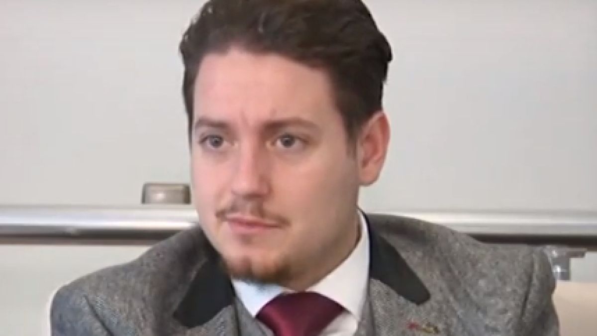 Момчето, което впечатли Пол Макартни и Мистър Бийн с българска носия СНИМКА