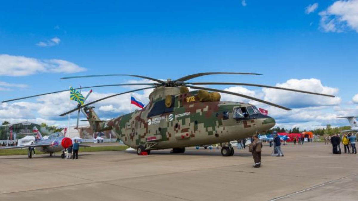 Хеликоптерът Ми-26 пренася фронтовия бомбардировач Су-24