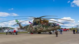Хеликоптерът Ми-26 пренася фронтовия бомбардировач Су-24