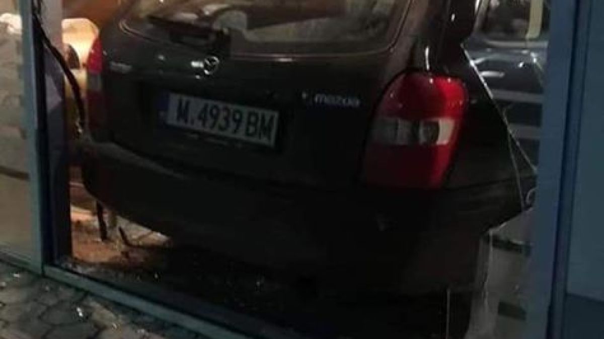 Младеж с „Мазда“ помля бензиностанция в Берковица СНИМКИ