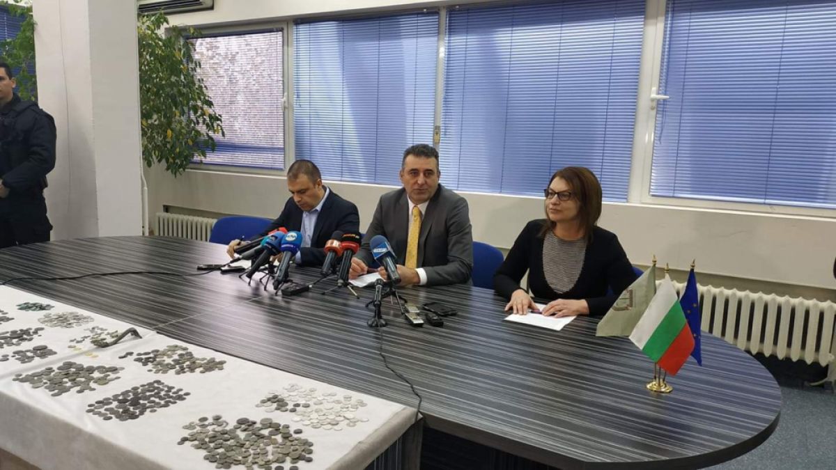 Безценно антично съкровище отнето от иманяри при полицейска акция в Пловдив СНИМКИ