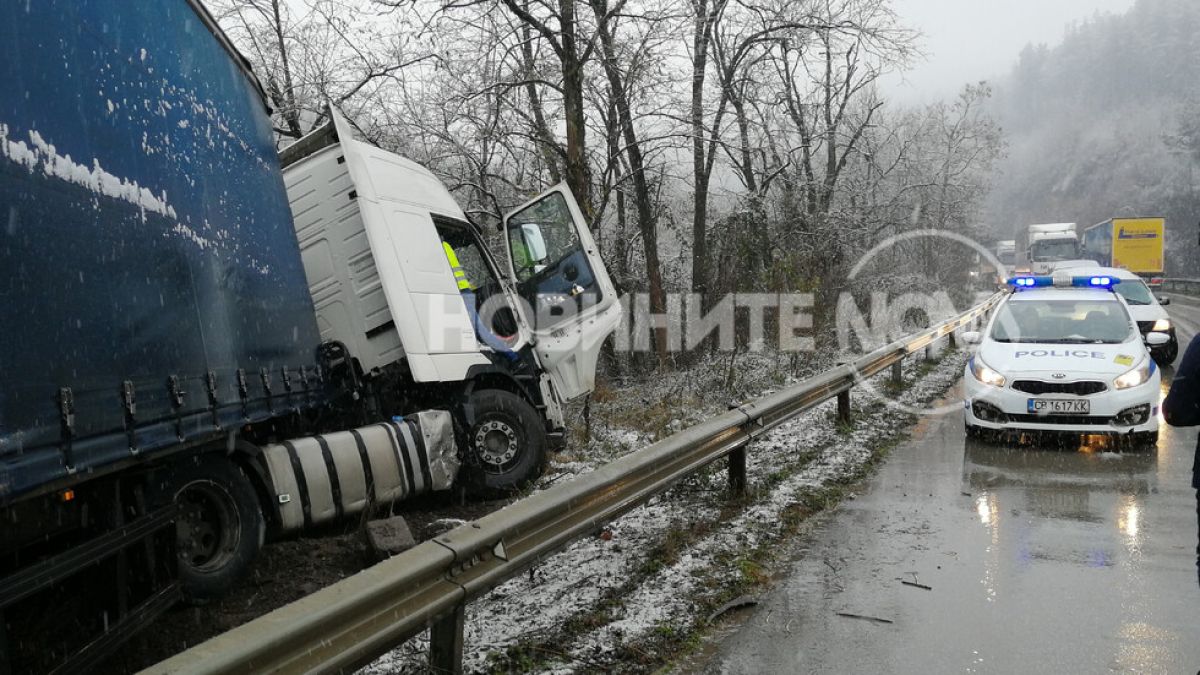 ТИР катастрофира и блокира движението от Велико Търново към Стара Загора СНИМКИ