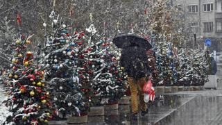 Снежната приказка погълна София, шофьорите да внимават, че е хлъзгаво СНИМКИ