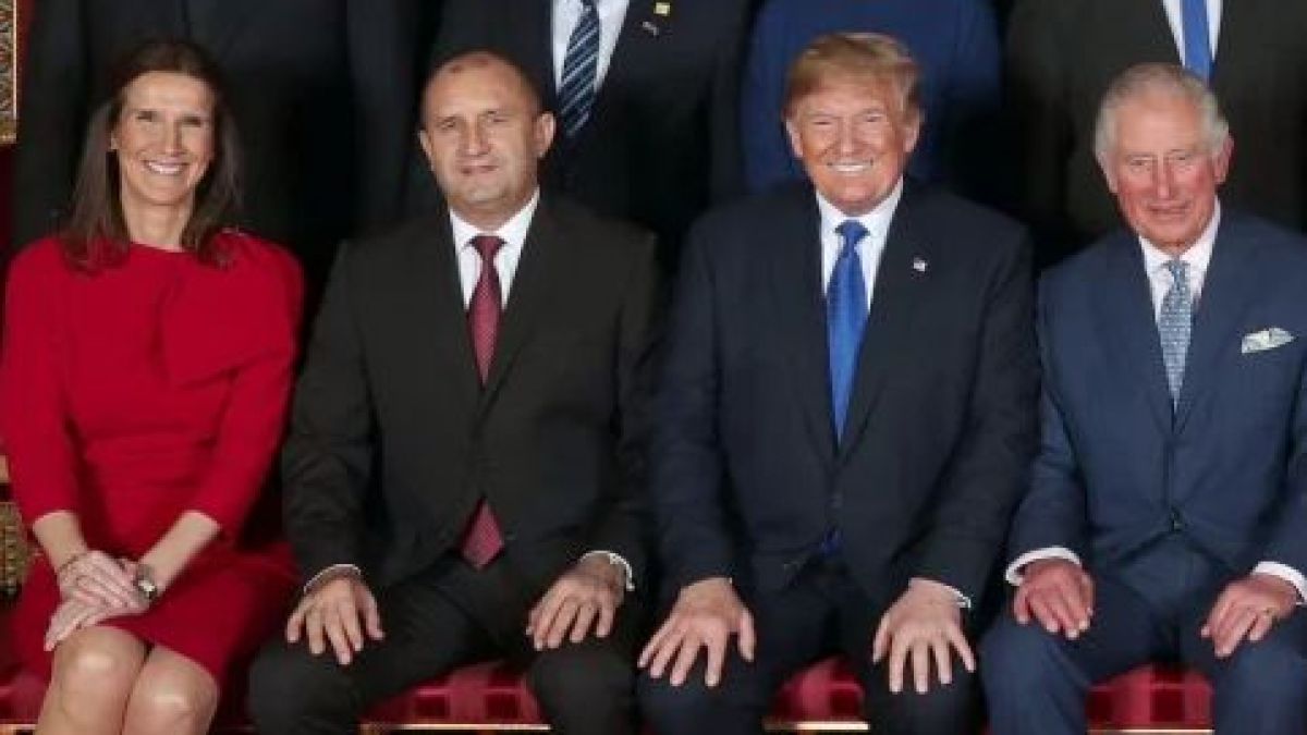СНИМКА издаде какво направи Деси Радева докато президентът бе рамо до рамо с Тръмп