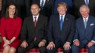 СНИМКА издаде какво направи Деси Радева докато президентът бе рамо до рамо с Тръмп