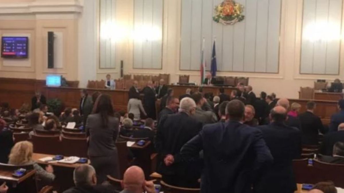 Наказват Гърневски за виковете му "червени боклуци", но страстите не утихват