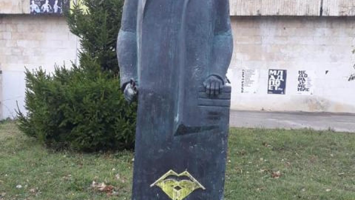 Статуя на Бойко Борисов се появи до най-емблематичната сграда в Габрово СНИМКА