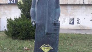 Статуя на Бойко Борисов се появи до най-емблематичната сграда в Габрово СНИМКА