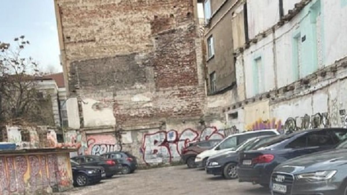 Паркинг-краварник дере с два пъти повече пари от Синята зона в центъра на София! СНИМКИ