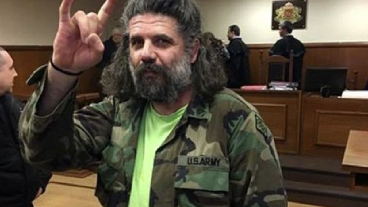 Страховитият бандит Крокодила прави циркове на делото за въоръжен обир в супермаркет