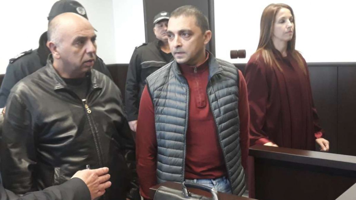 Дилърите на антики влязоха с белезници в съда СНИМКИ 