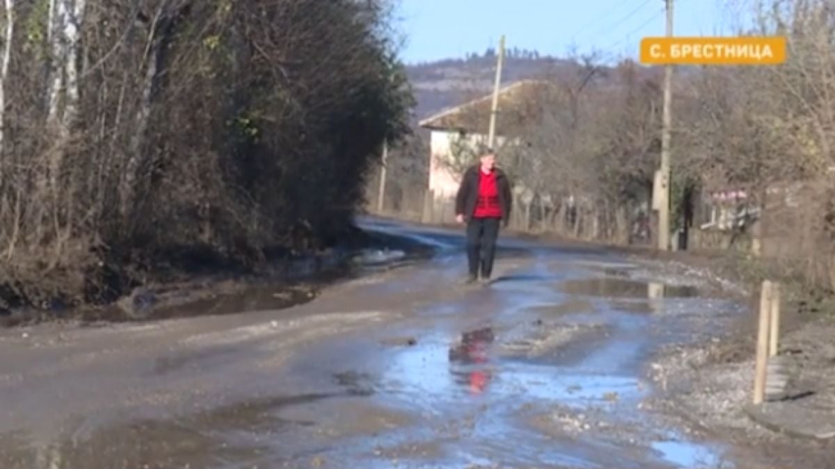 В Брестница гневни: Руши се пътят към пещерата „Съева дупка”