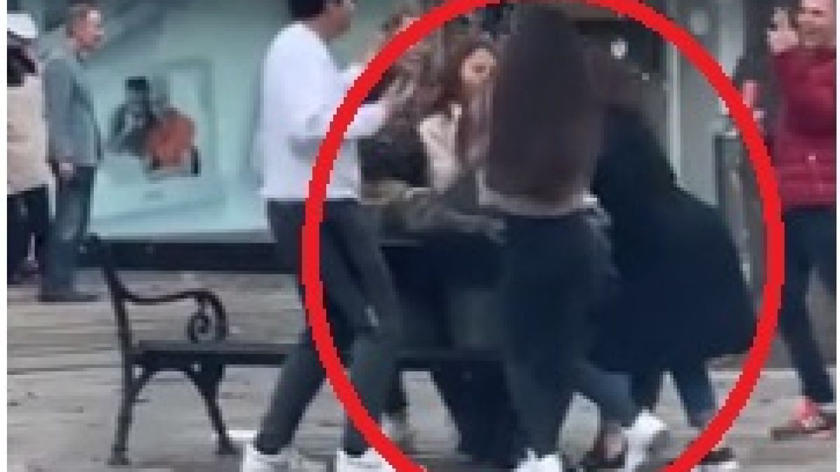 Грозно ВИДЕО! Разпасани ученички се гаврят сексуално с паметника на Петко и Пенчо Славейкови в София