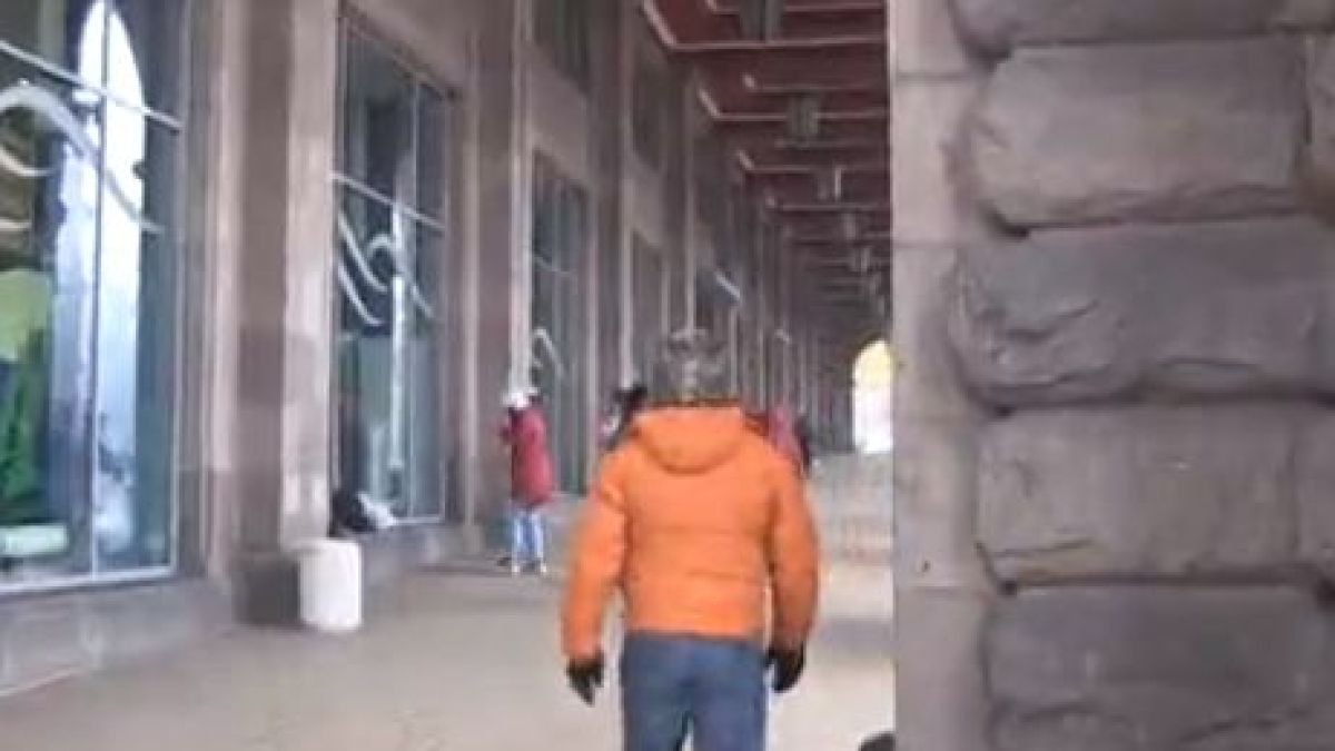 БЛИЦ ТV: Хлапета превърнаха сградата на ЦУМ в... 