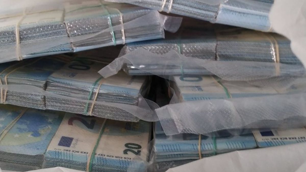 Митничари претършуваха кабината на БГ камион на МП "Калотина" и извадиха тлъсти пачки СНИМКИ