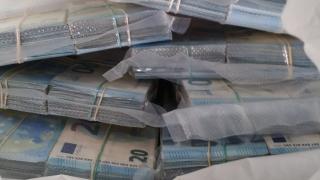 Митничари претършуваха кабината на БГ камион на МП "Калотина" и извадиха тлъсти пачки СНИМКИ