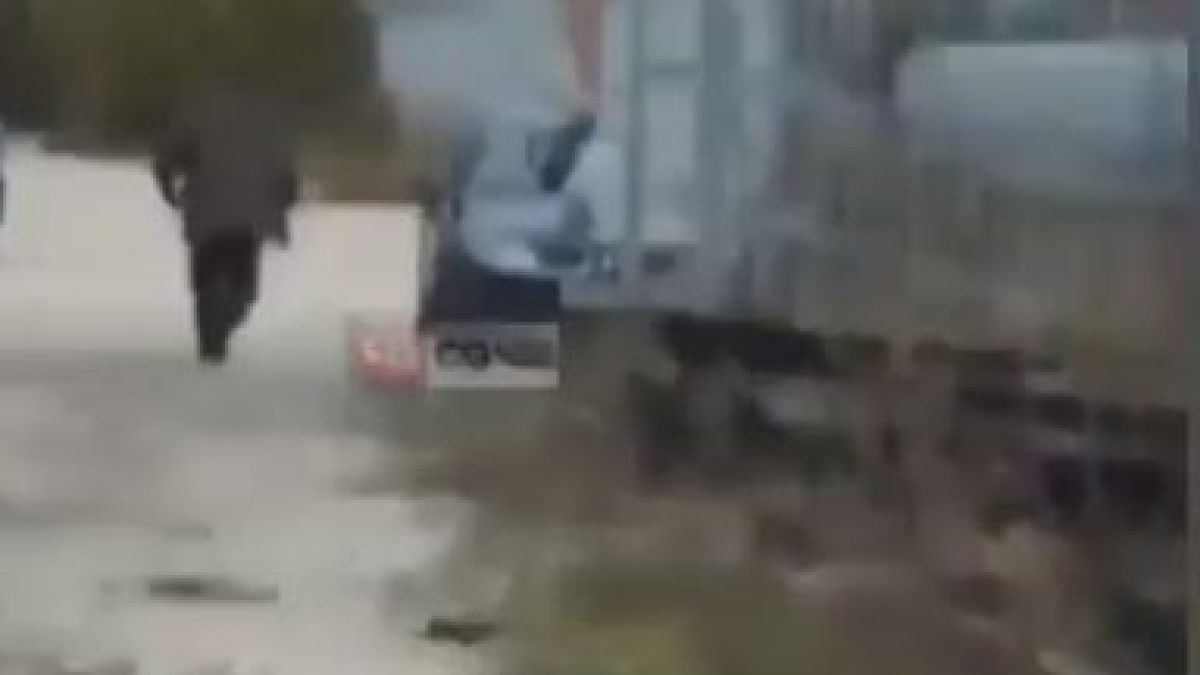 Гол и агресивен мъж се намъкна в чужд дом и стана страшно ВИДЕО 18+