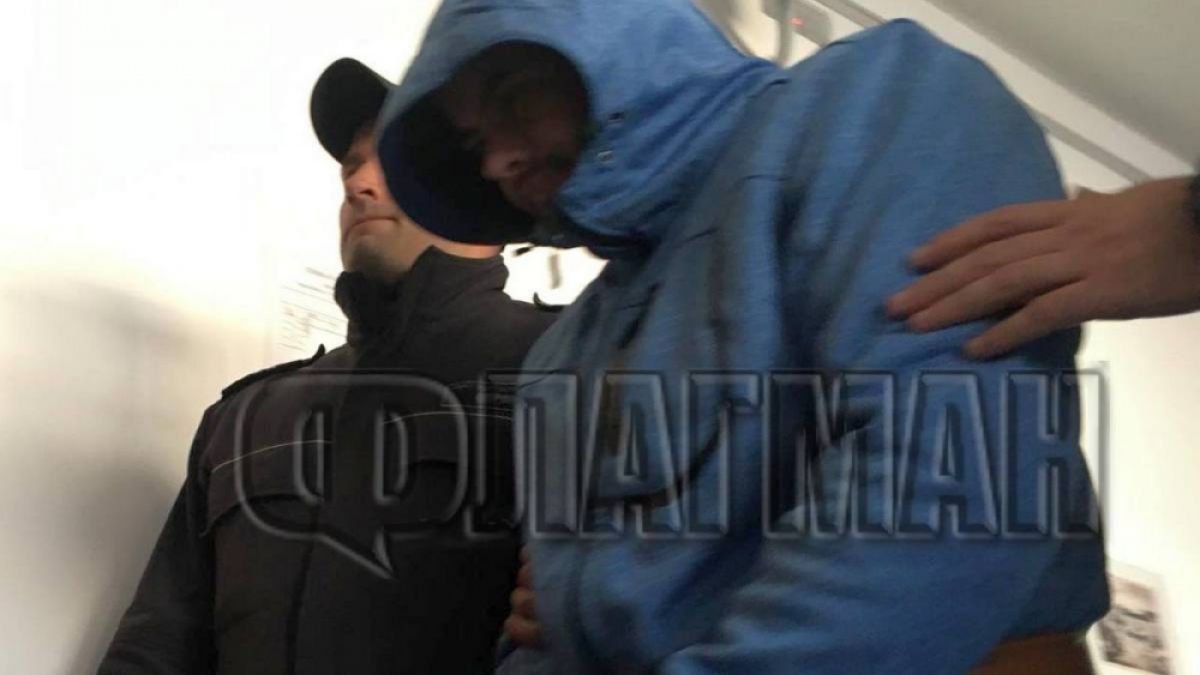 Жестокият убиец, застрелял авера си с Калашник, влезе окован в съда СНИМКИ 