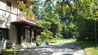 Среднощни хайки в Двореца Кричим! Мистериозни коли пристигат по тъмна доба 