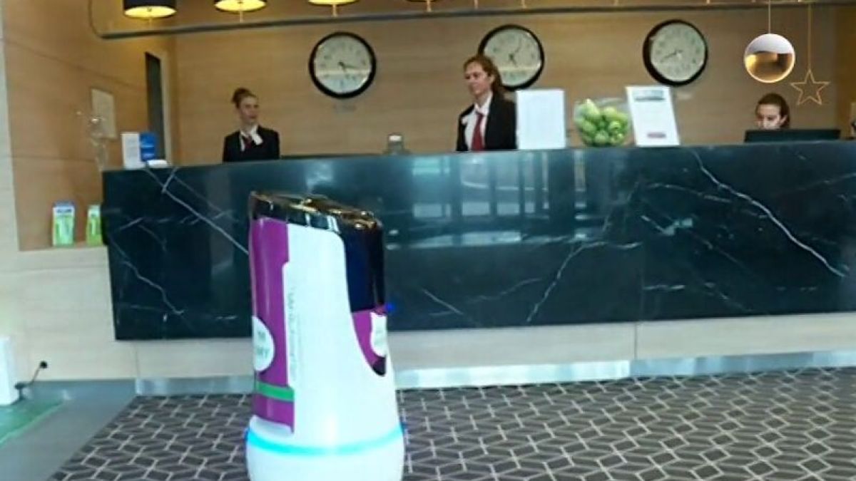 Робот-камериерка започна работа в хотел в София ВИДЕО