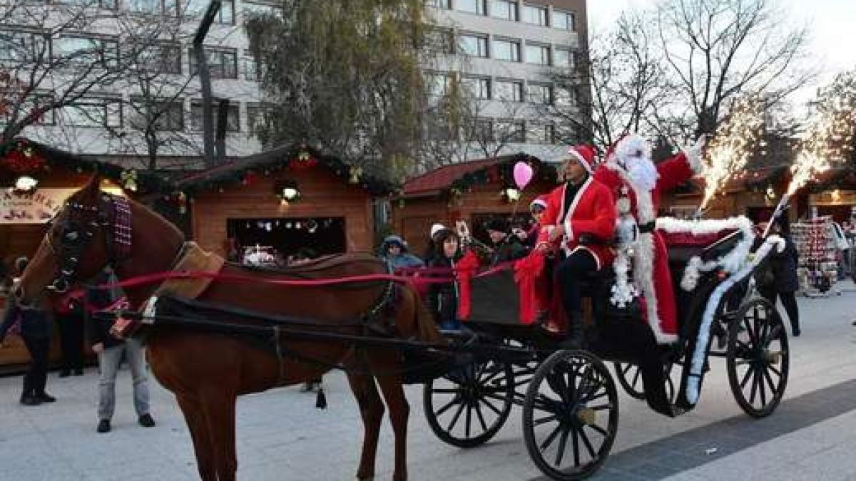 Дядо Коледа пристигна с файтон във Враца
