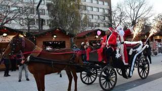 Дядо Коледа пристигна с файтон във Враца