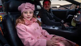 Баща вложи цяло богатство в уникална кола за децата си СНИМКИ