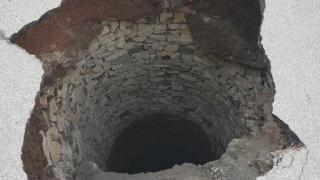 Асфалт пропадна в центъра на Враца, а отдолу зейна другата земя СНИМКИ