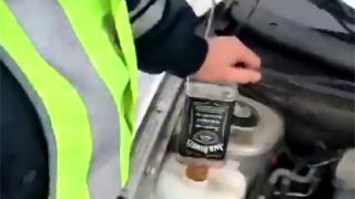 Фукня! Катаджия замени течността за чистачките с... бърбън ВИДЕО