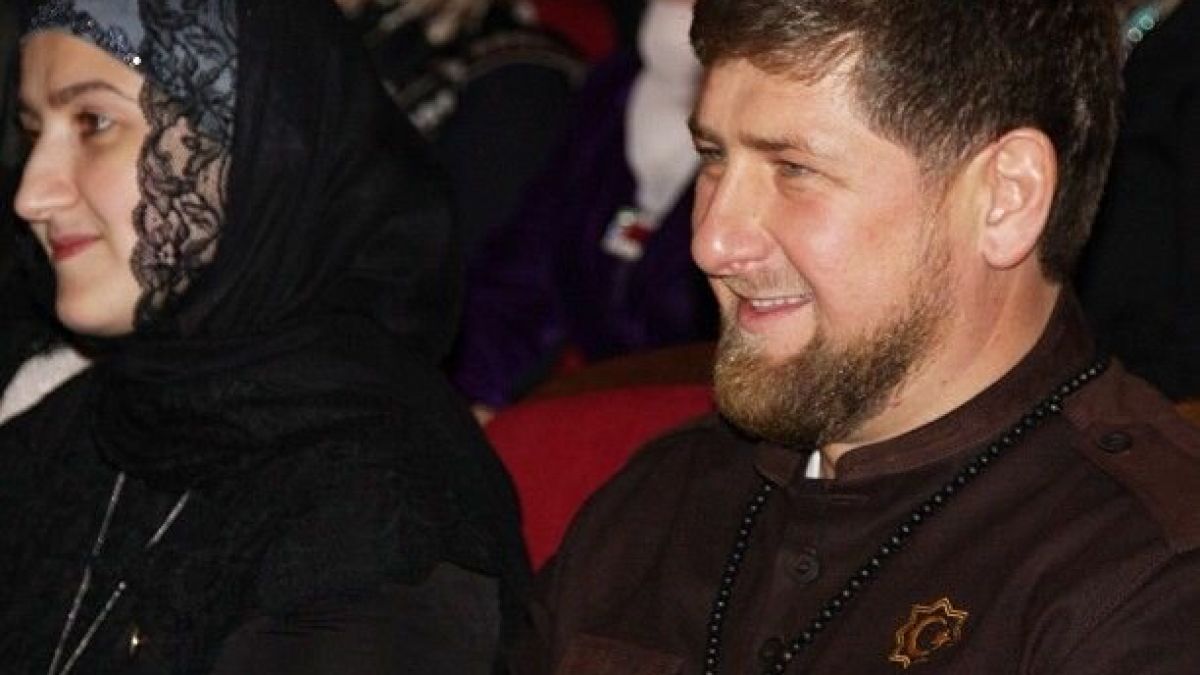 Как изглежда единствената официална жена на Рамзан Кадиров, която го дари с 10 деца СНИМКИ 