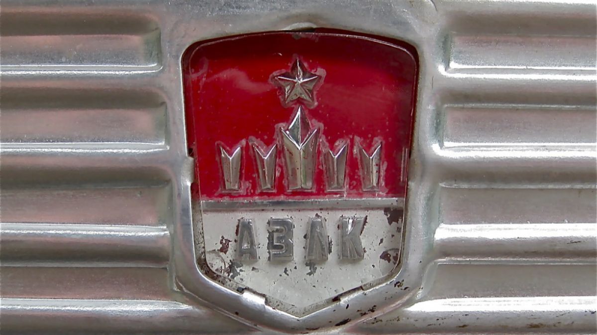 Класическо автобижу от соца гние в забвение на улицата СНИМКИ