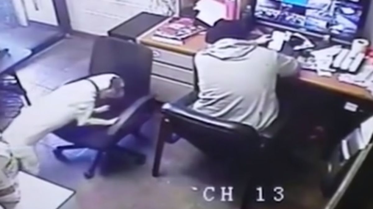 Светът се умили от това, което куче направи за стопанина си ВИДЕО 