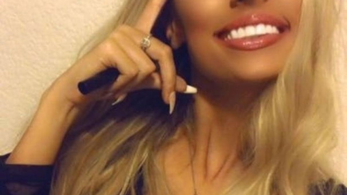 Ослепителна красавица се пусна чисто гола, за да нахрани бездомници по Коледа СНИМКИ 18+