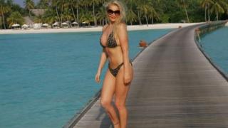 Ослепителна красавица разкри как на 48 изглежда като на 20 СНИМКИ