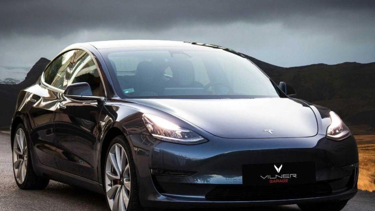 Българи преработиха Tesla Model 3, за да стане хит сред пенсионерите СНИМКИ