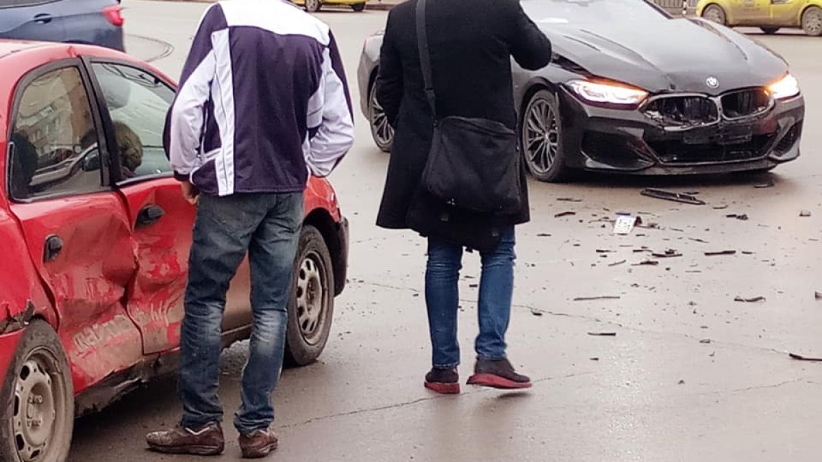 Трясък на ламарини пред голям столичен мол СНИМКИ